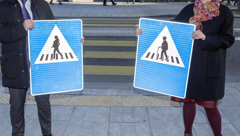 Seit Neustem können die Strassenschilder in Genf auch so aussehen. Geht es nach Urs Tanner, wäre die Idee auch für Schaffhausen wünschenswert. Bild: Key