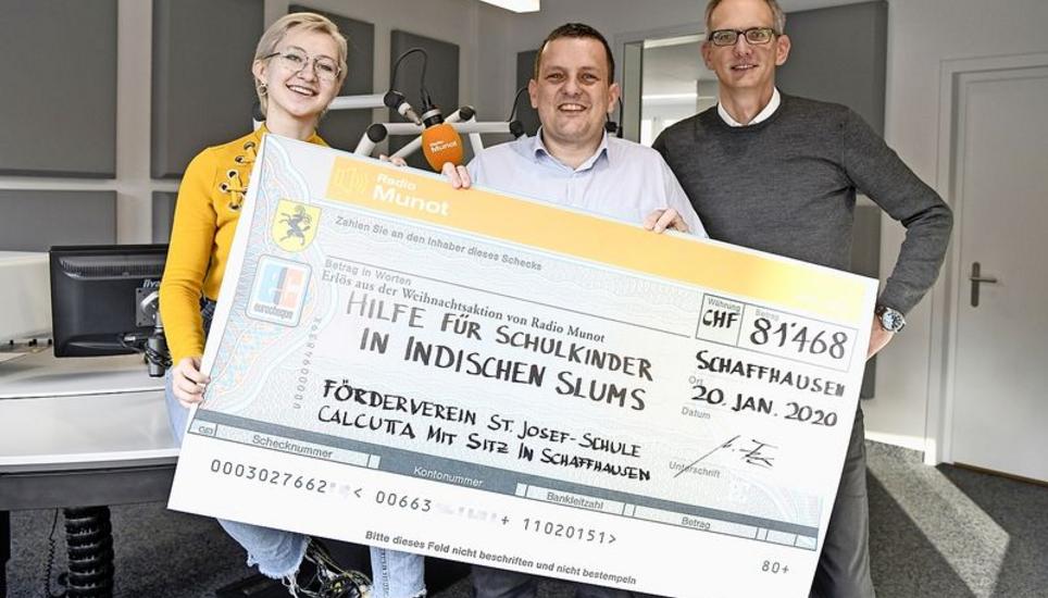Ronja Bollinger, Marcus Pohl und Gian-Rico Willy (v. l.) bei der Übergabe des symbolischen Schecks der Radio-Munot-Weihnachtsaktion. Bild: Melanie Duchene