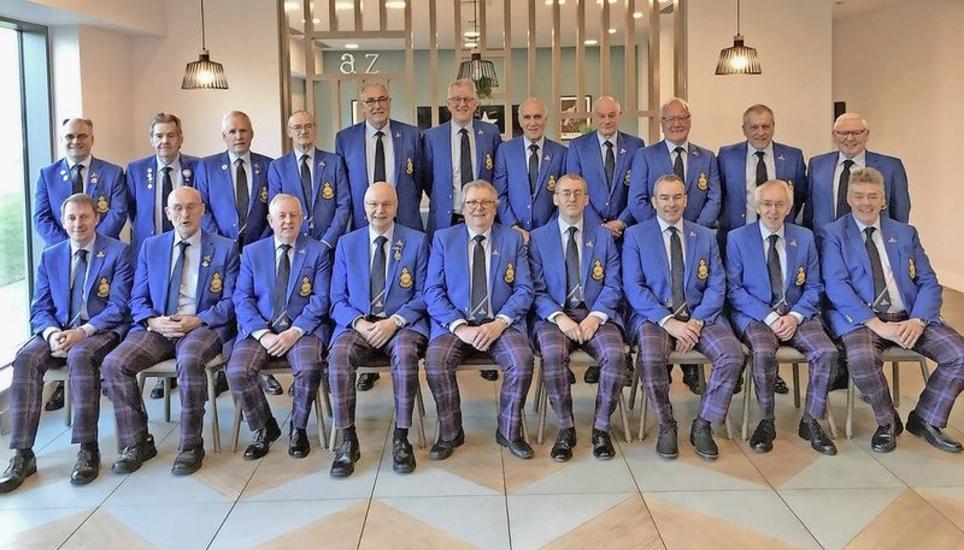 Vorfreude pur in royalem Blau: Die Curler vom Royal Caledonian Curling Club. Bild: zvg