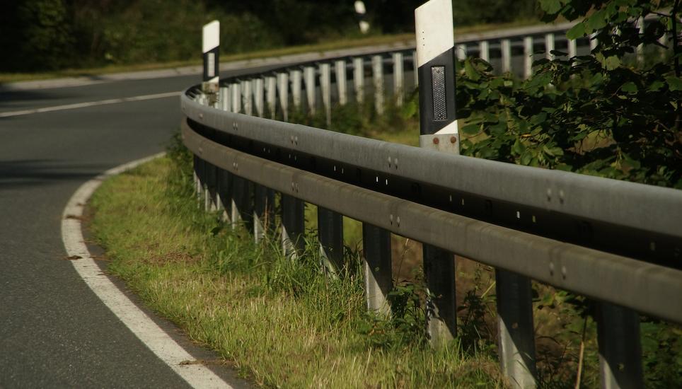 Der Motorradfahrer stürzte über eine Leitplanke und verletzte sich dabei tödlich. Symbolbild: Pixabay