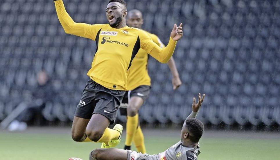 Der Wunsch: regelmässige Duelle zwischen Clubs wie YB (Nsame, oben) und Schaffhausen (Coulibaly). Bild: Key