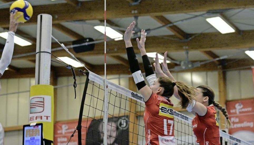 Seit Beginn dieses Jahres kann Laura Koutosgiannakis (Nummer 17) voll eingreifen beim VC Kanti und will das auch heute im Europacup-Achtelfinal tun. Bild: Reinhard Standke