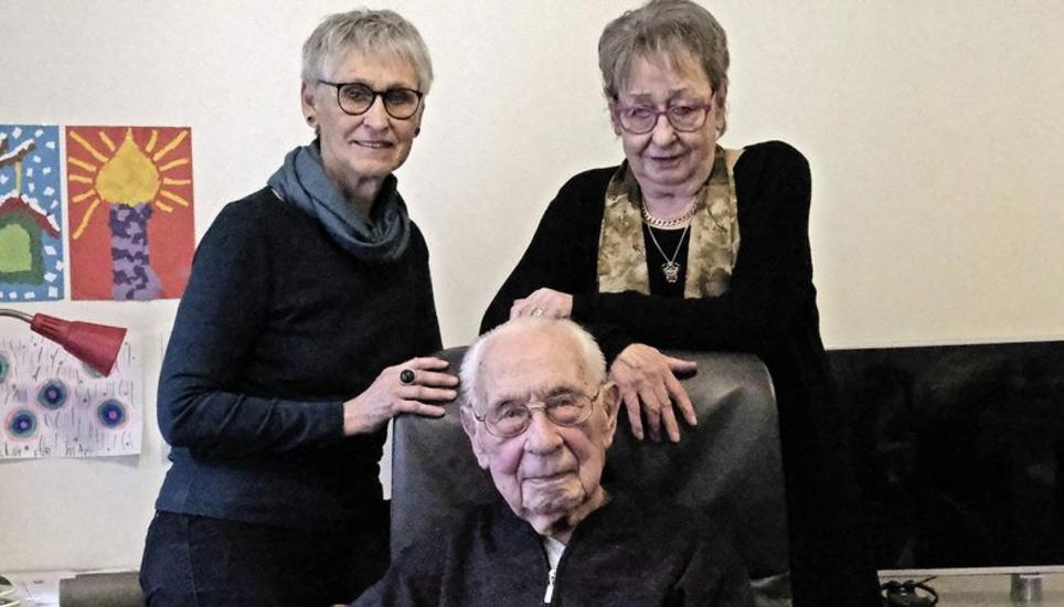 Der älteste Einwohner des Bezirks Andelfingen mit Töchtern: Max Landolt mit Susanne (links) und Ruth. Bild: Alexander Joho