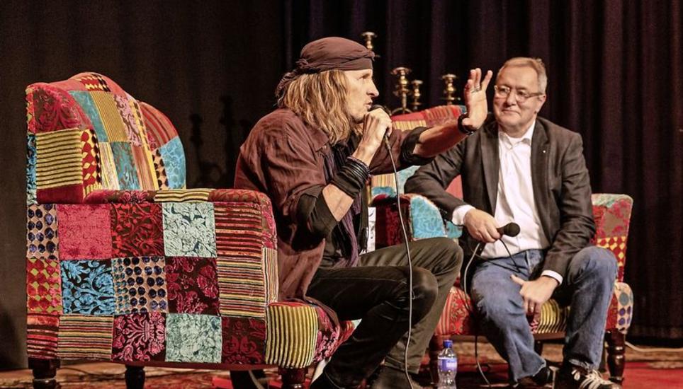Chris von Rohr degradierte den Moderator Frank Baumann zum Statisten und zog eine sprühende Show ab. Bild: Roberta Fele