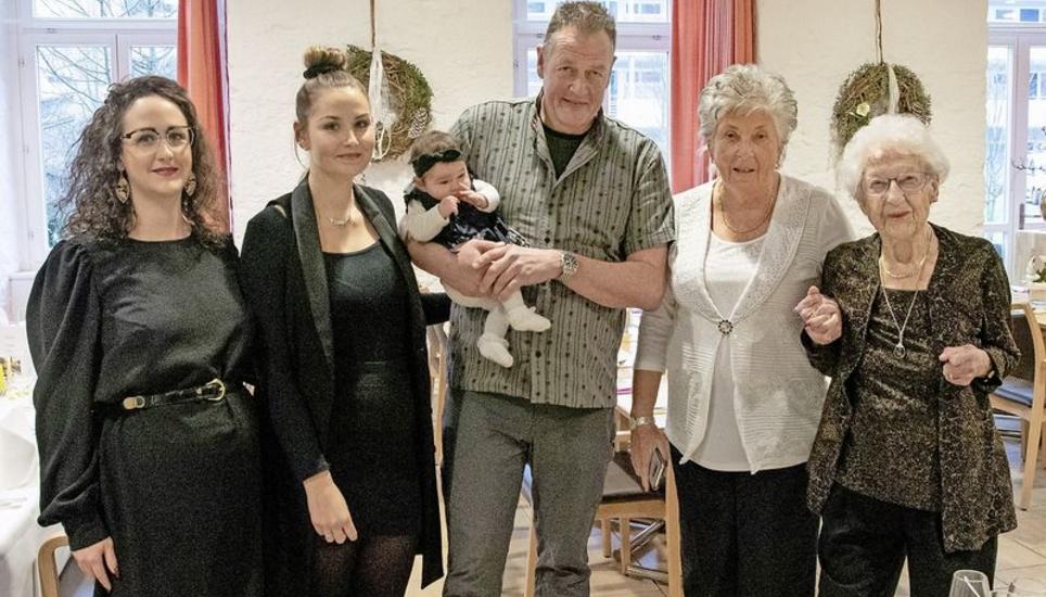 Fünf Generationen beisammen: Die Schwestern Janique und Manuela Simon neben ihrem Vater Andreas Simon, der Enkelin Emilia auf dem Arm hält. Daneben seine Mutter Margrith Simon und Jubilarin Elsa Kromer-Tenz (v. l.). Bild: Flavia Grossenbacher