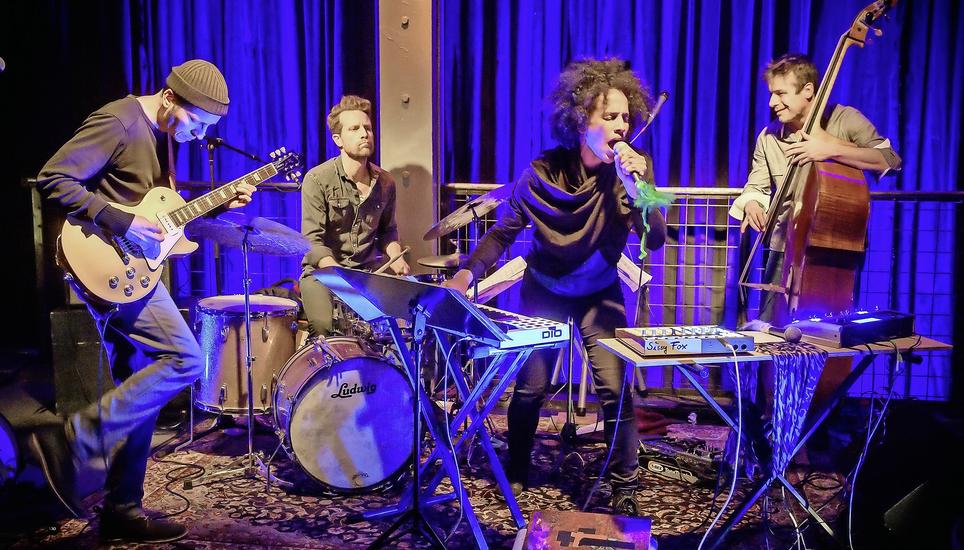 Ob auf dem Elektronikboard oder auf akustischen Instrumenten – das musikalische Handwerk ist hoch bei der Formation Ghost Town. Von links: Urs Vögeli, Andi Wettstein, Joana Aderi, Claude Meier. Bild: Michael Kessler
