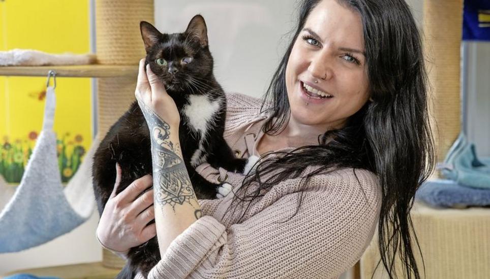 Tierpflegerin Melanie Matzick mit Riva, die auf einem Auge blind ist.