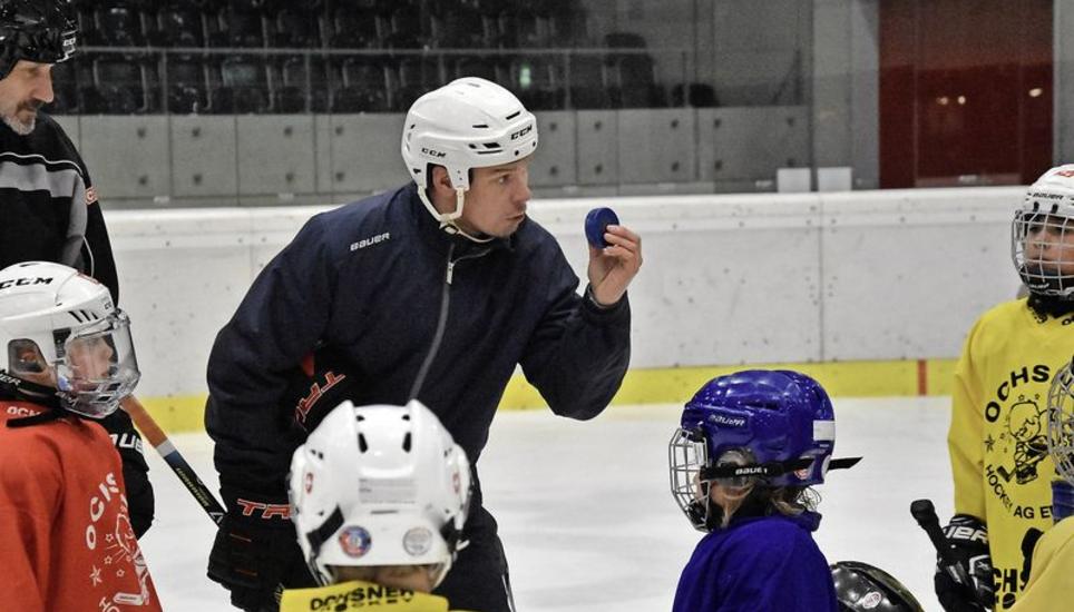 Riku Hahl zeigt den Schaffhauser Jung-Eishockeyanern in der IWC-Arena, wie sie mit dem Puck umzugehen haben. Bild: poe