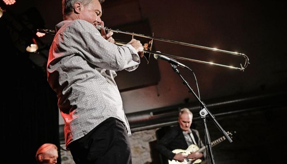 Die Stücke der neuen CD «Mister Z» bildeten das musikalische Rückgrat des Auftritts mit viel Herz von Tanel Ruben am Schlagzeug, Robert Morgenthaler an der Posaune und Urs Röllin an der elektrischen Gitarre. Bild: Melanie Duchene