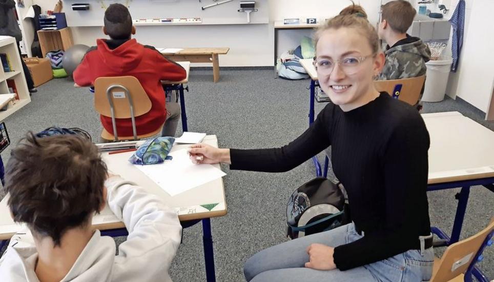 Die Westschweizer PH- Studentin Ophélie Perrot macht in Rüdlingen ein Praktikum. Dabei lernt sie die Deutschschweiz näher kennen und verbessert ihre Sprachkenntnisse. Bild: hei