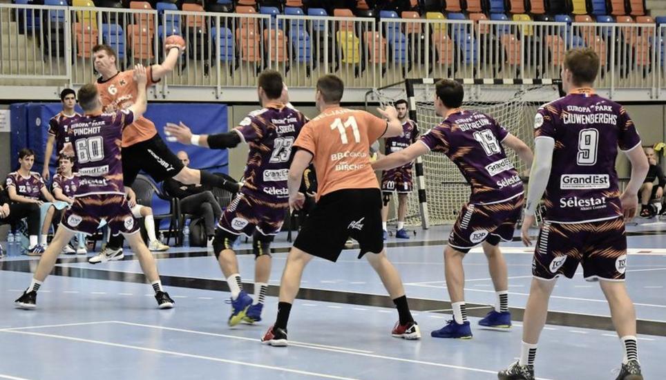 Die Kadetten (am Ball Dimitrij Küttel, 6) hatten alles im Griff und siegten 32:24 gegen Sélestat. Bild: Philipp Hagen