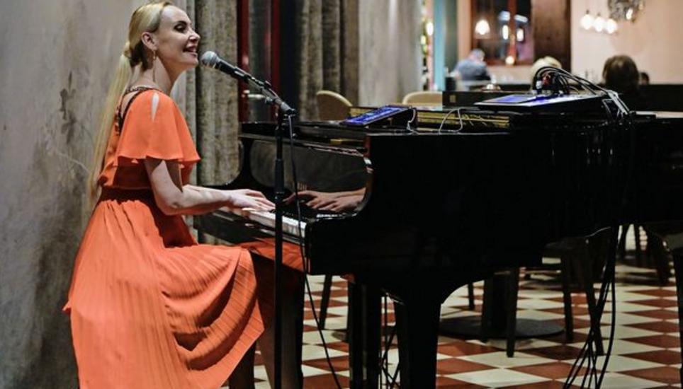 Singend am Flügel im Güterhof in Schaffhausen: Bella C, die europaweit gefragte Musikerin und Schauspielerin. Bild: Melanie Duchene