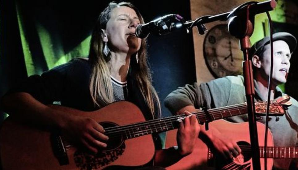 Countrysängerin Suzie Candell begeisterte am Samstag mit Ehemann Roger Szedalik in Diessenhofen. Bild: Corina Mühle