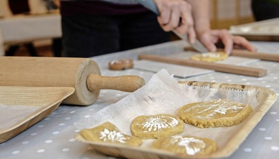 Mit Gebäckmodeln aus Wachs oder Kunststoff formten die Ausstellungsbesucher im «Allerheiligen» ihre eigenen Anisbrötchen. Bilder: Flavia Grossenbacher
