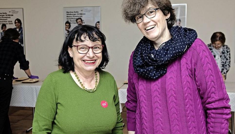 Miriam Ganz (rechts) hat ihre Freundin Margrit Lier zum Backen mitgebracht.
