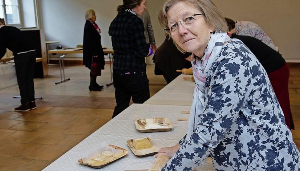 Die Merishauserin Liselotte Tanner probiert freudig aus, wie man mit Gebäckmodeln Anisbrötchen herstellt.