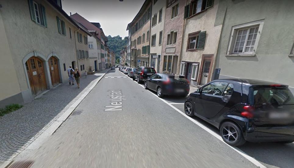 Sigi Suhr hat eine der Schwellen in der Neustadt übersehen und ist gestürzt. Bild: Screenshot Google Street View