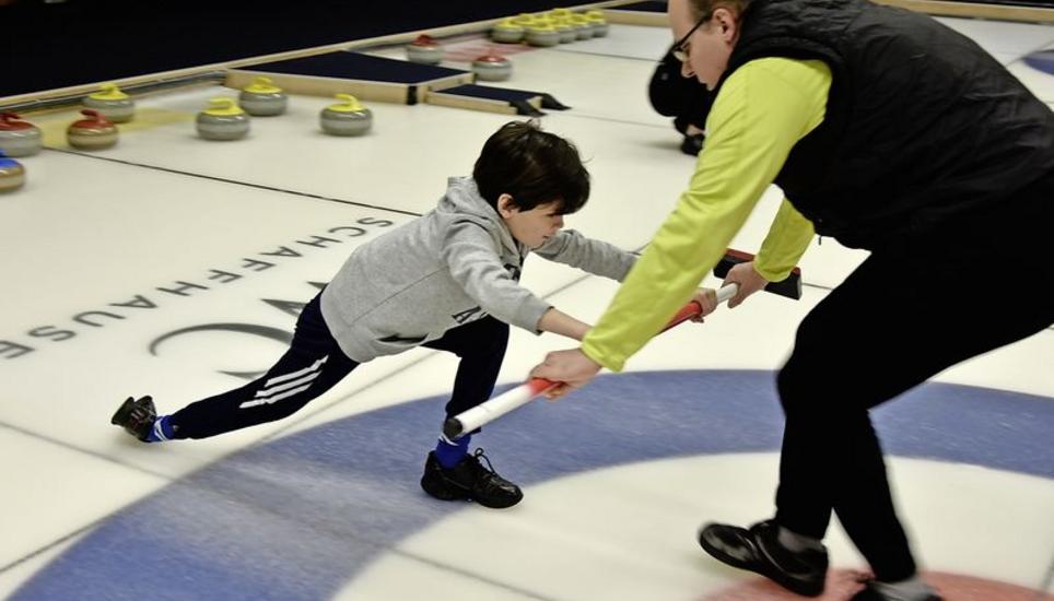 Eine solche Sliding-Übung soll beim Curling zu mehr Stabilität auf dem glatten Eis verhelfen. Bild: Anina Kemmerling