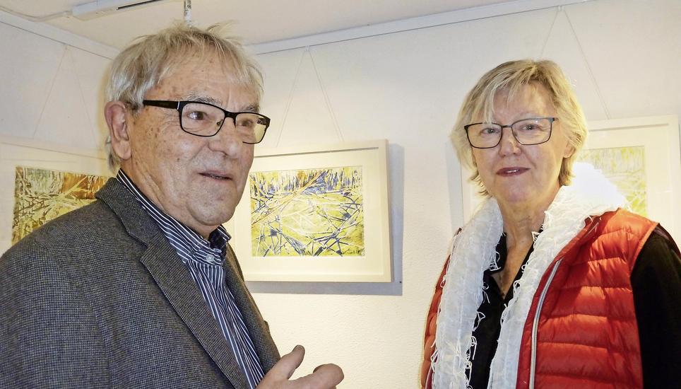 Marianna Vlieland zeigt ihre Schwanennester aus vier Jahreszeiten in der Falkengalerie bei Markus Mäder. Bild: Ursula Junker