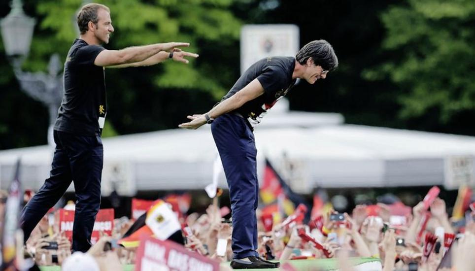 2014: Verehrtes Publikum: Joachim Löw (rechts) mit Assistent Hansi Flick nach dem WM-Gewinn beim Empfang in der Heimat. Bilder: Key (3), Daniel F. Koch (3), SN-Archiv (1)