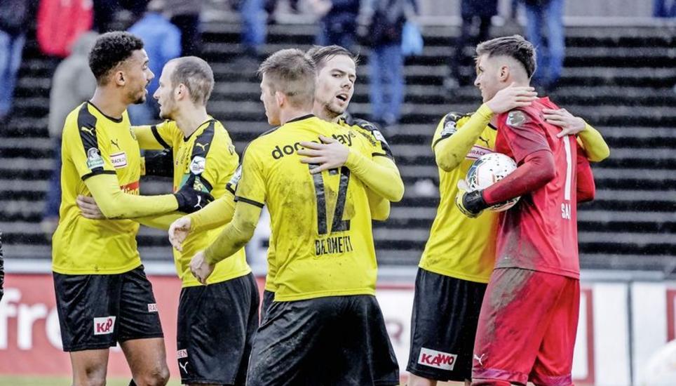 Die FCS-Spieler jubeln nach dem 2:1 in Aarau. Besonders gefeiert wurde Keeper Amir Saipi (mit Ball), der einen Penalty in der 87. Minute abwehrte. Bild: Roger Albrecht