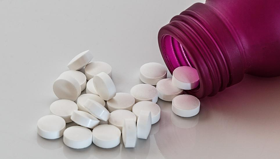 Der Mann hatte unter anderem über 500 Ecstasy-Pillen dabei. Symbolbild: Pixabay