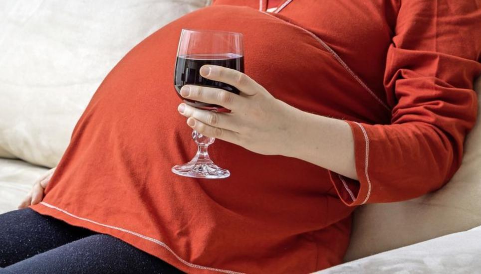 Fast jede fünfte schwangere oder stillende Frau trinkt jede Woche Alkohol. Fachleute empfehlen hingegen, während der ganzen Schwangerschaft abstinent zu leben. Bild: Key