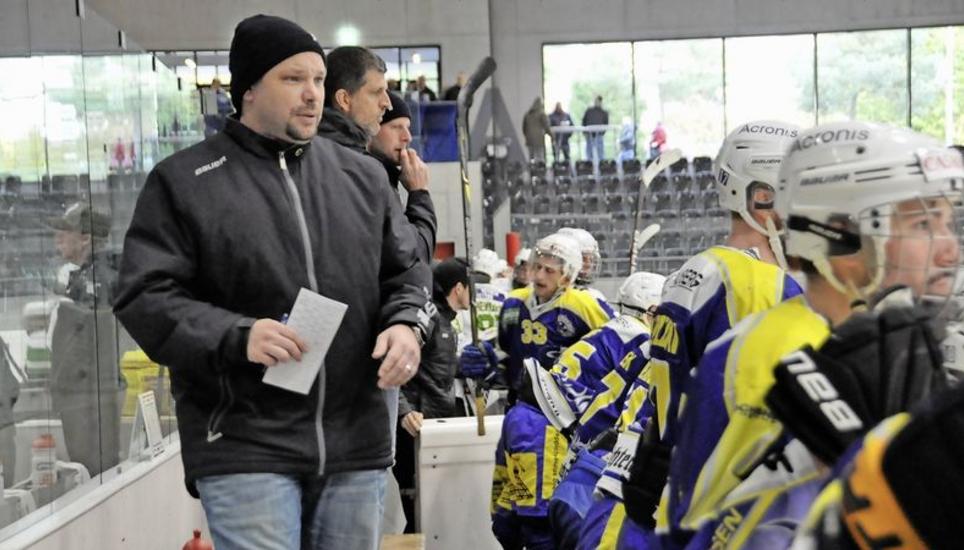 Cheftrainer Patrick Meier (vorne) zog die Saisonbilanz beim einzigen Eishockeyclub des Kantons. Bild: Pascal Oesch