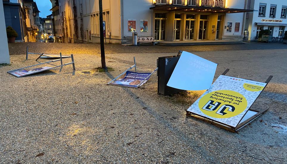 Eine stürmische Nacht haben auch die Wahlplakate auf dem Herrenacker hinter sich. Bild: zge