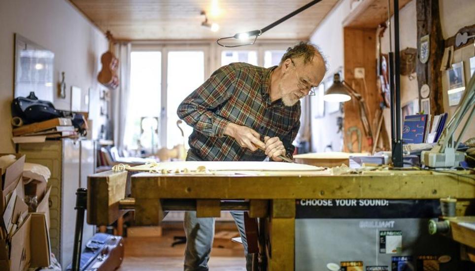 Das Diessenhofer Atelier ist gefüllt mit fertigen und halb fertigen Instrumenten, Werkzeugen oder Holzstücken. Bilder: Melanie Duchene