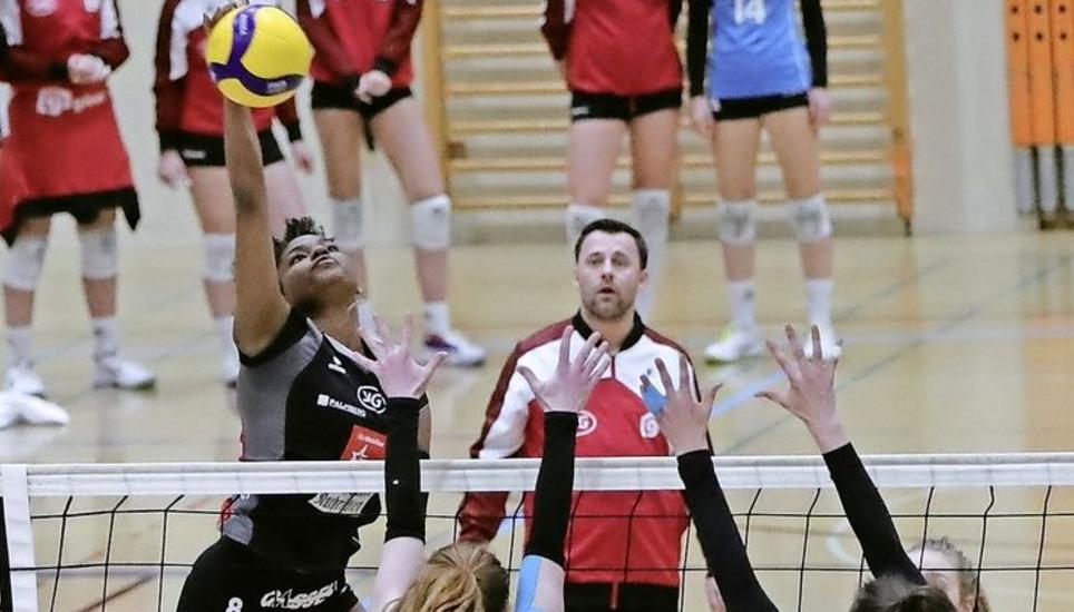Mit voller Kraft voraus: Kelsie Payne mit einem Schmetterball. Bild: W. Schläpfer