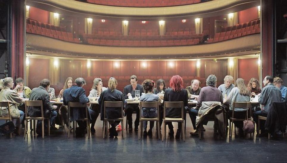 Szene aus «Moskau einfach»: Die Theaterschauspieler bei der Leseprobe. Gedreht wurde im Schaffhauser Stadttheater, das im Film zum Zürcher Schauspielhaus wird. Bild: zvg