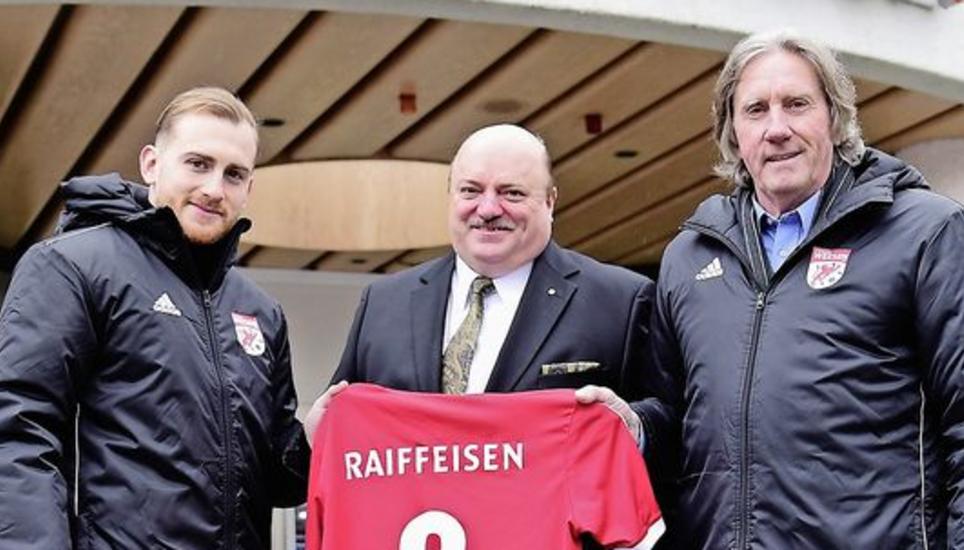 Zufriedenes Zukunftstrio: Silvan Gönitzer (l.) zusammen mit Rolf Güntensperger (Leiter Raiffeisen Schänis-Amden) und FC-Weesen-Präsident Hansjörg Gutknecht. Bild: Silvano Umberg / Linth-Zeitung