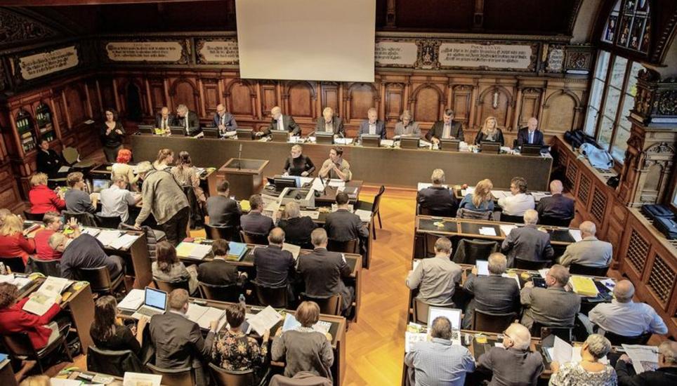 Beide Parlamente tagen im gleichen Saal: Der Schaffhauser Kantonsrat (Bild) muss sich am 27. September Gesamterneuerungswahlen stellen und der Grosse Stadtrat am 29. November. Bild: Roberta Fele