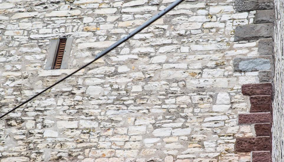 Unten die roten Eckquader des Wohnturms aus dem 13. Jahrhundert. Darüber die grauen Steine, die bei der Aufstockung zwischen 1461 und 1513 benutzt wurden.