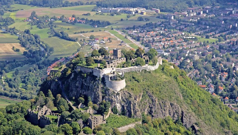 Die Festungsruine Hohentwiel ist derzeit wegen Steinschlags gesperrt. Zugänglich ist nur die Karlsbastion am Bildrand unten. Bild: Staatliche Schlösser und Gärten BW/Achim Mende