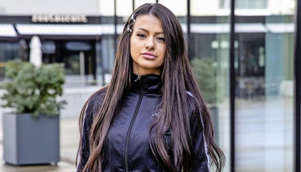 Musikerin Rija mag gemütliche und lockere Kleidung, Tattoos – und Plastik, wie sie sagt. Bild: Roberta Fele