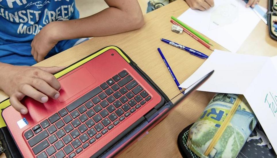 Der gezielte Einsatz von Laptops ist in Schweizer Schulen mit dem Lehrplan 21 Pflicht geworden. Bilder: Melanie Duchene/Key