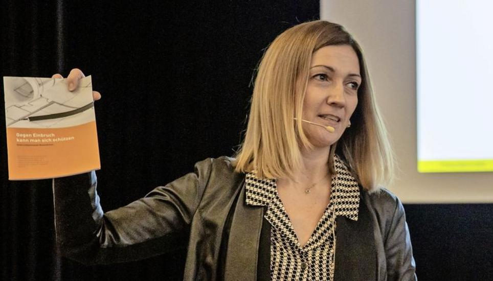 Katarina Carnevale von der Schaffhauser Polizei gab nützliche Tipps. Bild: Roberta Fele