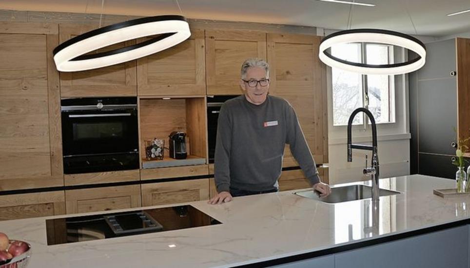 Erwin Meister inmitten seiner Küchenwelt vor seinem Lieblingsmodell. Bild: Selina Rossi