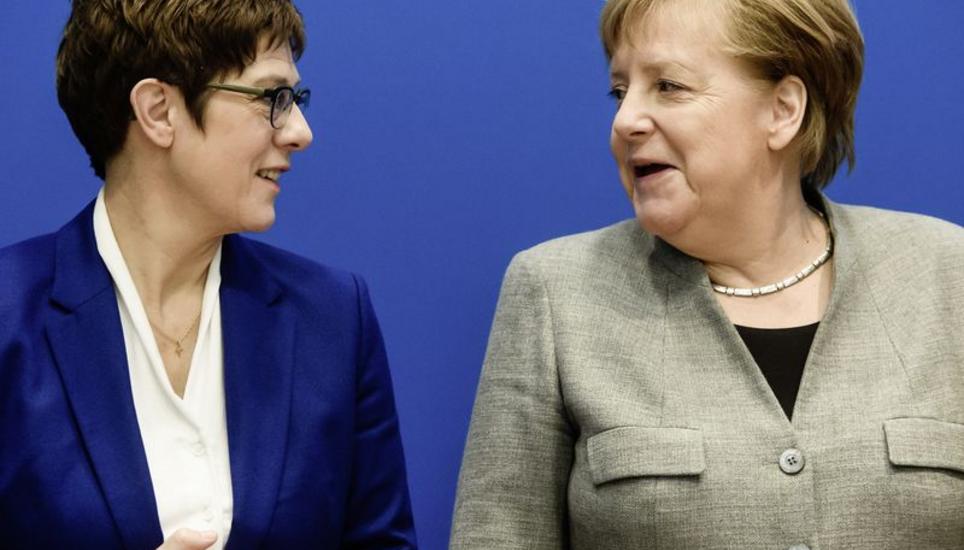 Nach Kanzlerin Angela Merkel (r.) will auch CDU-Chefin Annegret Kramp-Karrenbauer zurücktreten. Bild: Key