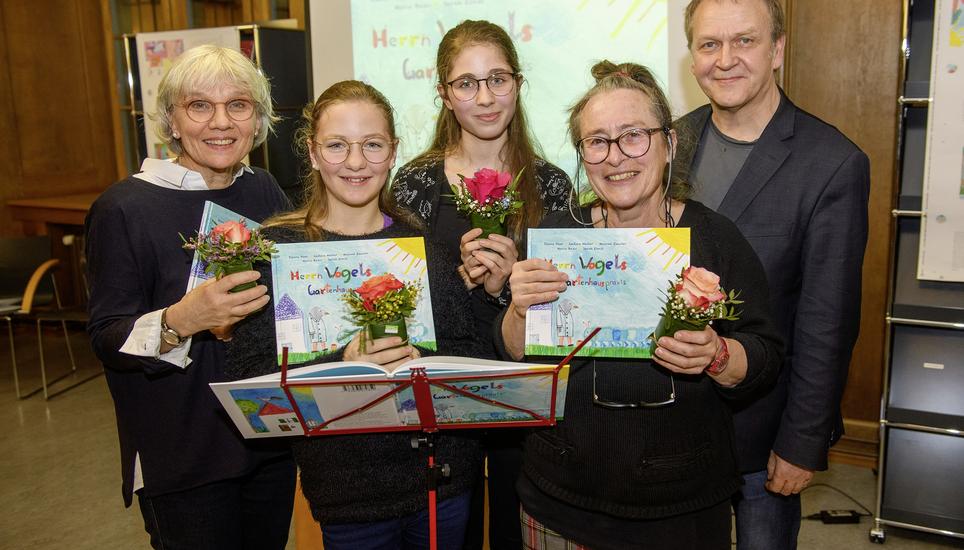 Freude über die Lesung: Elisabeth Asaël, die Autorinnen Sarah Ernst und Malaak Zeaiter, Ingrid Wettstein, Christoph Oberdieck (von links). Bild: Michael Kessler