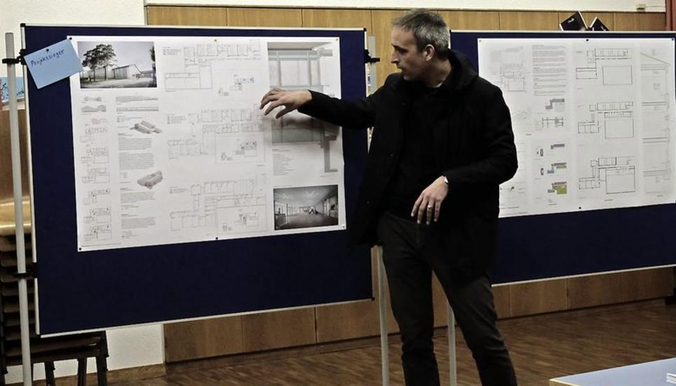 Architekt Florian Stegemann vor dem siegreichen Entwurf. Bild: Alex Joho