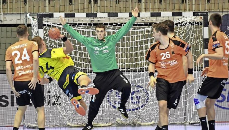 Die wichtigste Parade bei Kadetten – St. Otmar: Kristian Pilipovic wehrt beim Stand von 27:25 einen Ball von St. Gallens Kreisläufer Tobias Wetzel ab. Bilder: Michael Kessler