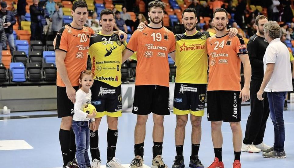 Kadetten – Otmar ist auch das Treffen alter Kollegen (v.l.): Luka und Filip Maros, Zoran Markovic, Andrija Pendic, Nik Tominec und Rares Jurca (hinten im Gespräch).