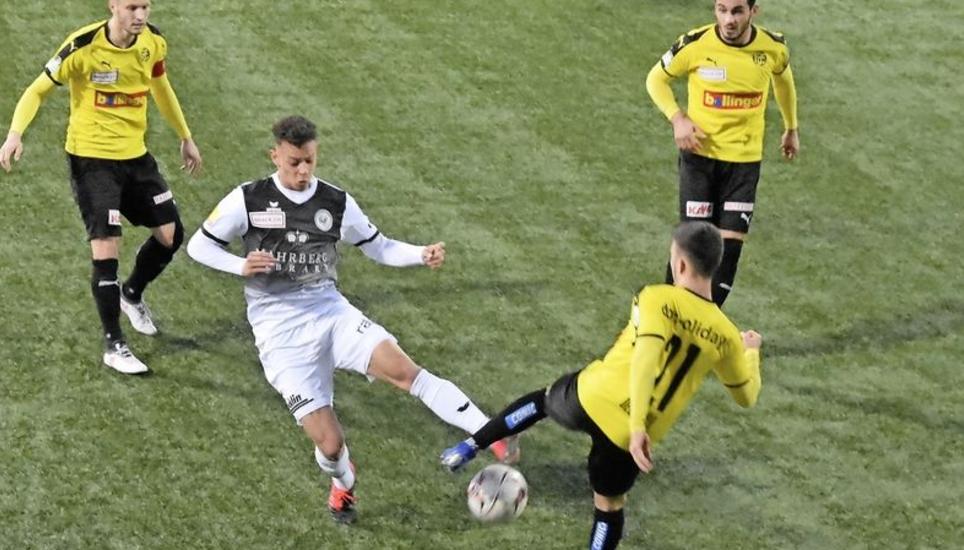 Zweikämpfe im Mittelfeld prägten das Spiel der alten Rivalen FC Wil und FC Schaffhausen in der IGP-Arena. Bild: Poe