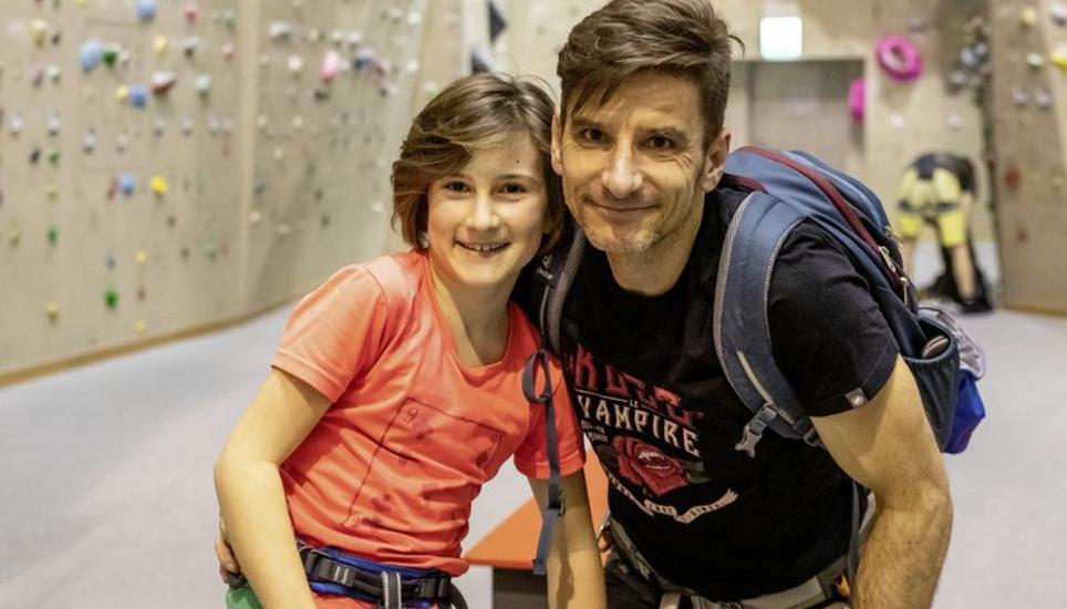 Jara Brütsch und Peter Schenk kommen regelmässig in die Kletterhalle, denn «Übung macht den Meister».