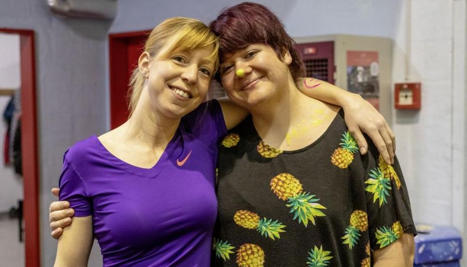 «Siegerin», steht in Leuchtfarbe auf Madeleine Aeplis Arm, bei Selina Beerli (rechts) steht «Häxli».