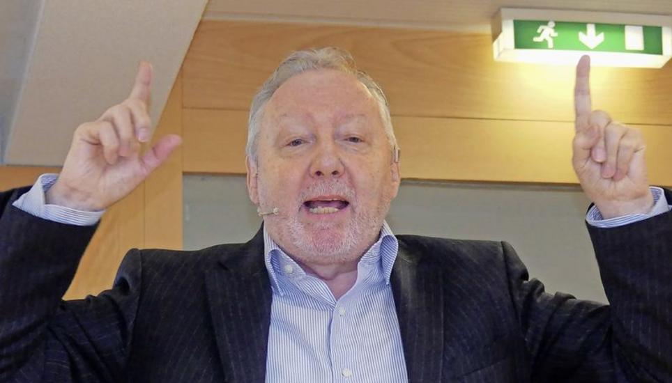 Die Rede des angehenden Pfarrers Ansgar Gmür geriet beim Wilchinger Männerfrühschoppen zur Performance. Bild: Theo Kübler