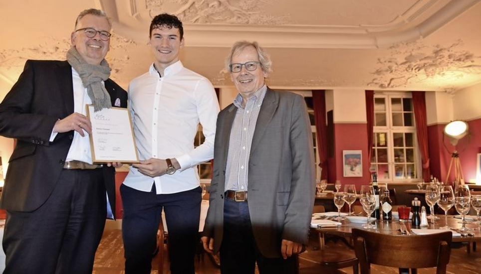 Thomas Fischer, CEO der EKS Schaffhausen AG (l.), übergibt den Preis Meta’19 an Enrico Güntert; rechts Ernst A. Müller. Bild: HCS